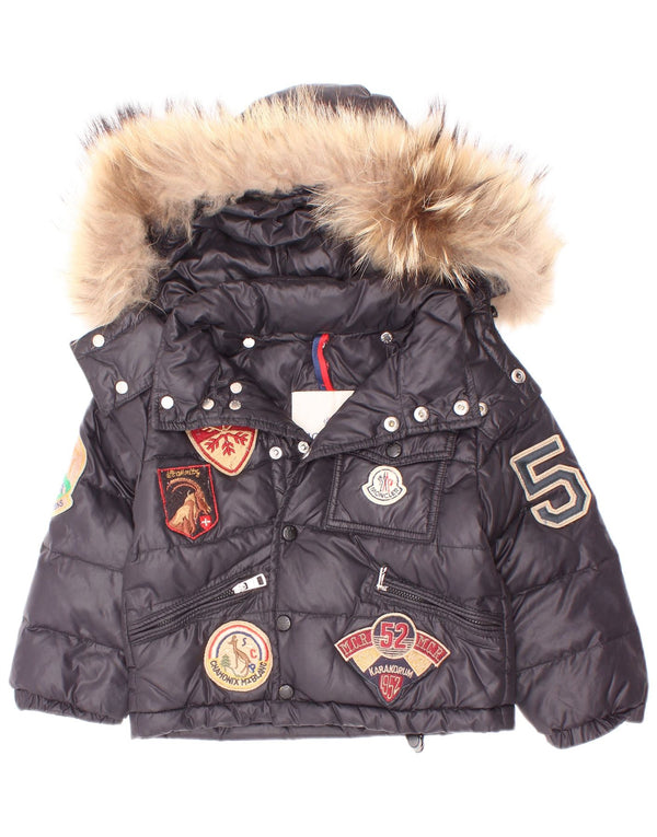 Moncler Baby Boys grafikus kapucnis, párnázott dzseki 18-24 hónapos fekete nylon
